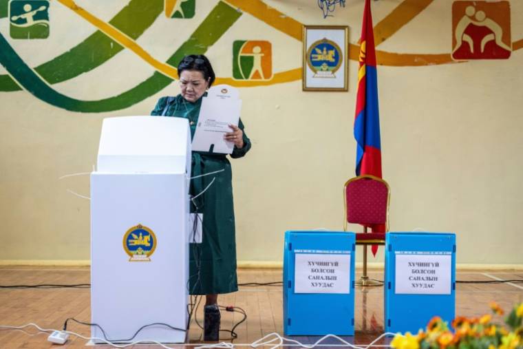 Une électrice vote lors des législatives à Oulan-Bator, le 28 juin 2024 en Mongolie ( AFP / Byambasuren BYAMBA-OCHIR )