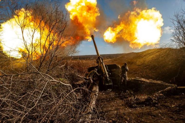 Des militaires ukrainiens tirent un canon de campagne remorqué de 130 mm M-46 sur une ligne de front près de Soledar