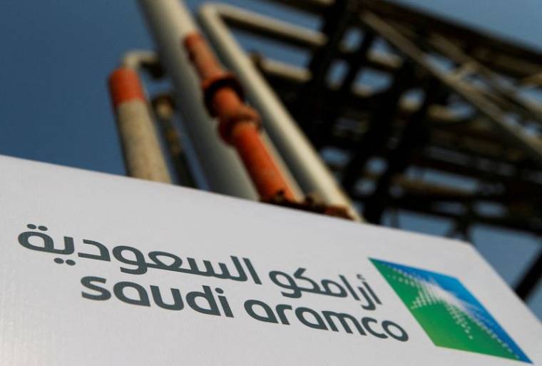 Le logo de Saudi Aramco sur le site pétrolier d'Abqaiq