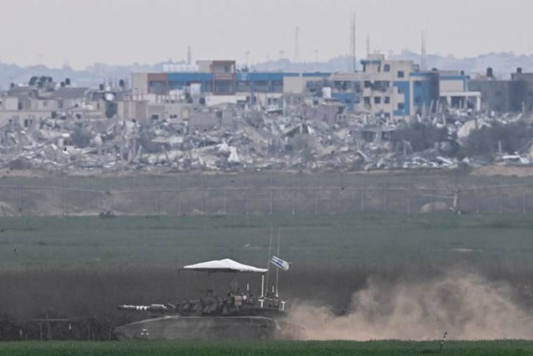Manœuvres de chars israéliens le long de la frontière centrale de la bande de Gaza