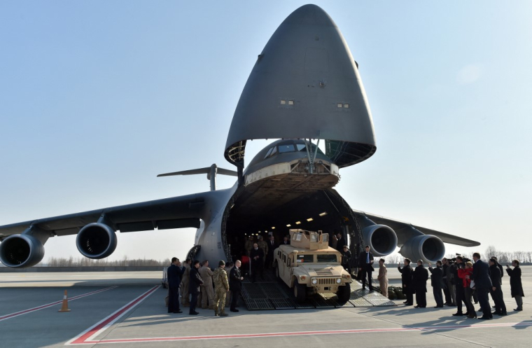 Un avion décharge du matériel militaire américain à Kiev, le 15 mars 2015. (illustration) (AFP / SERGEI SUPINSKY)