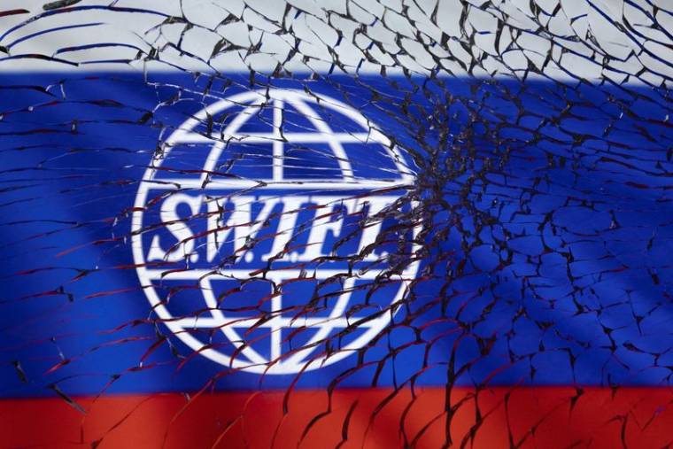 L'UE EXCLUT SEPT BANQUES RUSSES DU SYSTÈME SWIFT