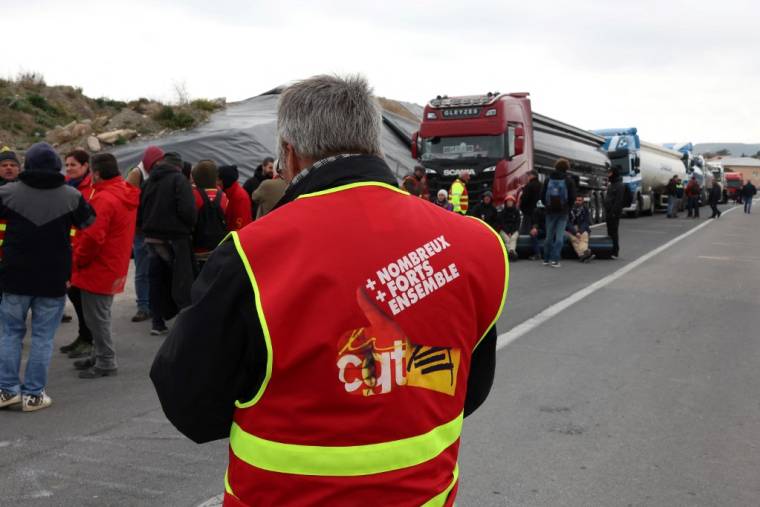 Des employés bloquent le dépôt pétrolier de Frontignan le 24 mars.  ( AFP / PASCAL GUYOT )