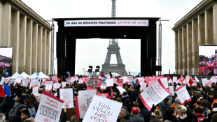 Des opposants à l'avortement manifestent dans le cadre de la "marche pour la vie", le 19 janvier 2025 à Paris   ( AFP / Martin LELIEVRE )