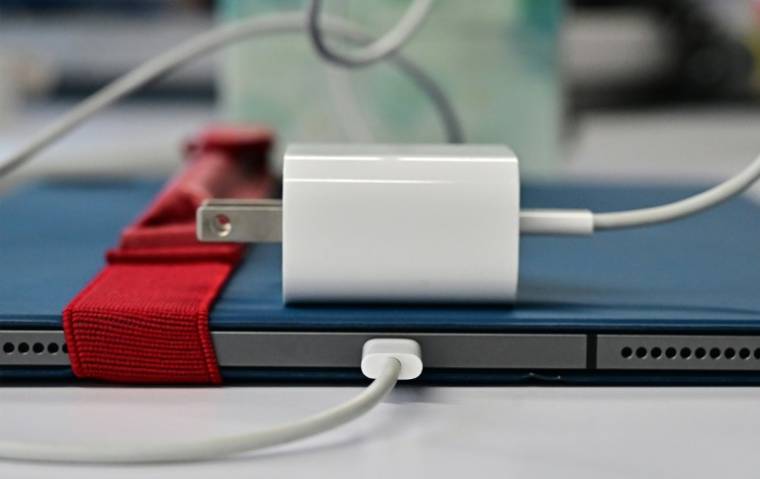 Un port universel de chargement dit "USB-C" sur un Ipad Apple, le 11 septembre 2023 à Los Angeles, en Californie ( AFP / Frederic J. BROWN )