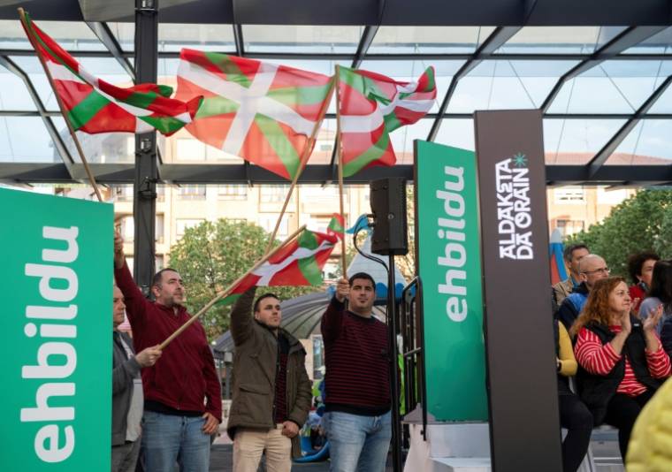 Des militants du parti séparatiste Bildu agitent des drapeaux basques lors d'un meeting à Sestao, le 10 avril 2024 en Espagne ( AFP / ANDER GILLENEA )