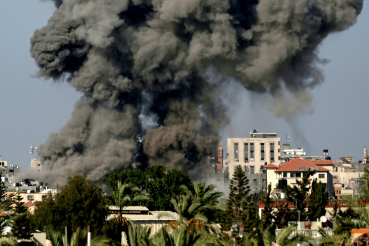 Nuage de fumée au-dessus de Nousseirat dans le centre de la bande de Gaza à la suite d'un bombardement, le 11 août 2024 ( AFP / Eyad BABA )