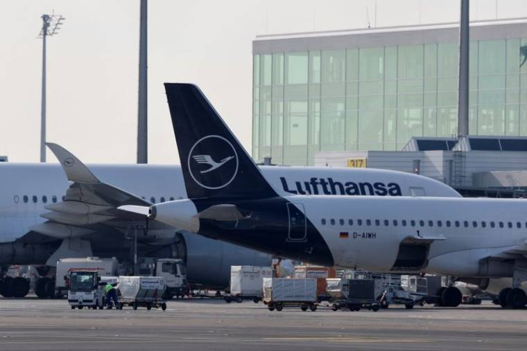 Des avions de la compagnie Lufthansa sont vus sur le tarmac de l'aéroport international de Munich