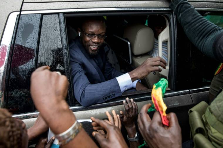 L'opposant sénégalais Ousman Sonko salue ses supporteurs à Ziguinchor, le 3 juillet 2022 ( AFP / MUHAMADOU BITTAYE )