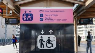 La nouvelle signalétique dédiée aux Jeux Olympiques et Paralympiques de Paris 2024, à la gare de banlieue Rosa Parks à Paris, le 20 mars 2024  ( AFP / Dimitar DILKOFF )