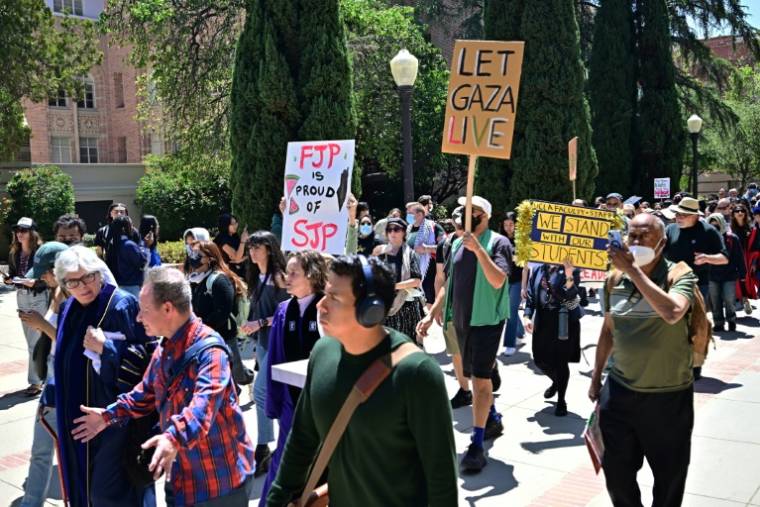 Des manifestants pro-palestiniens sur le campus de l'université UCLA, à Los Angeles (Californie), aux Etats-Unis, le 29 avril 2024 ( AFP / Frederic J. BROWN )