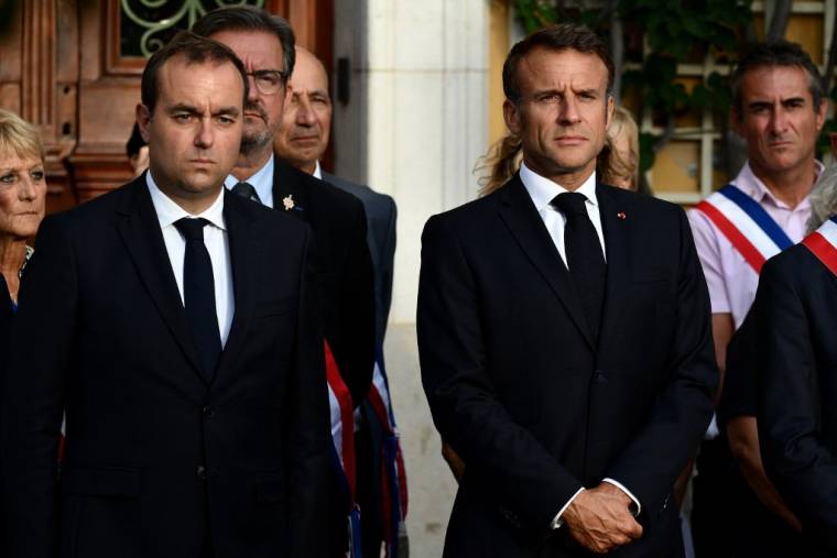 Sébastien Lecornu et Emmanuel Macron à Bormes-les-Mimosas, le 17 août 2017. ( POOL / CHRISTOPHE SIMON )
