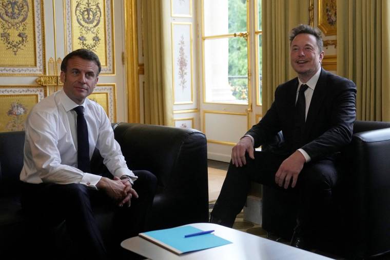 Emmanuel Macron et Elon Musk, le 15 mai 2023, à Versailles ( POOL / MICHEL EULER )