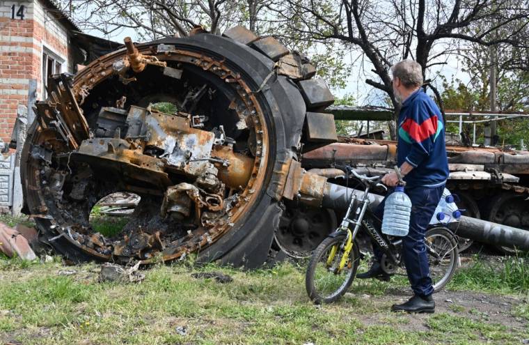 Un tank russe détruit à Mala Rogan, près de Kharkiv, en Ukraine, le 15 mai 2022. ( AFP / SERGEY BOBOK )