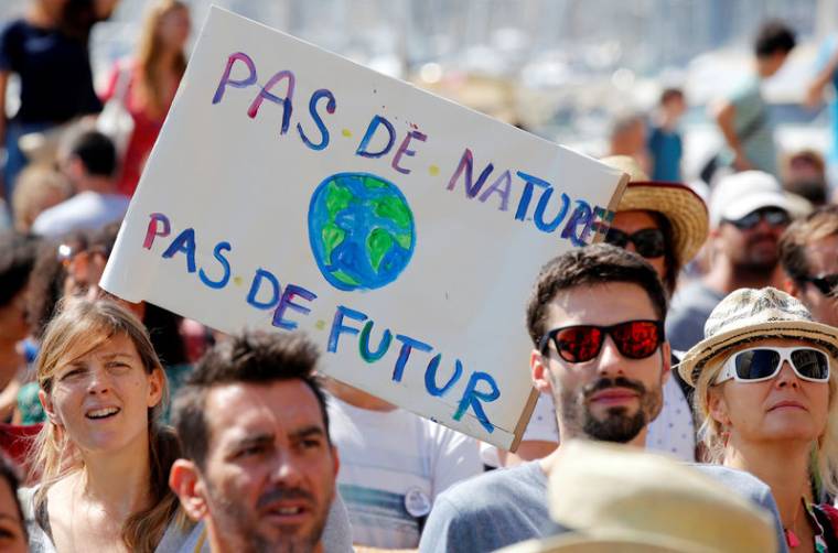 DES MILLIERS DE MANIFESTANTS EN FRANCE POUR LE CLIMAT
