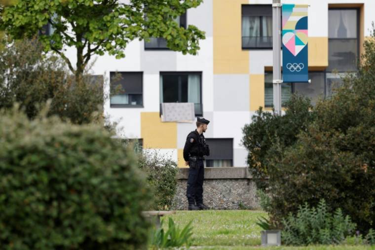 Un gendarme sécurise le périmètre où est organisée la reconstitution de de la scène de la mort de Nahel, à Nanterre dans les Hauts-deSine, le 5 mai 2024 ( AFP / Geoffroy VAN DER HASSELT )