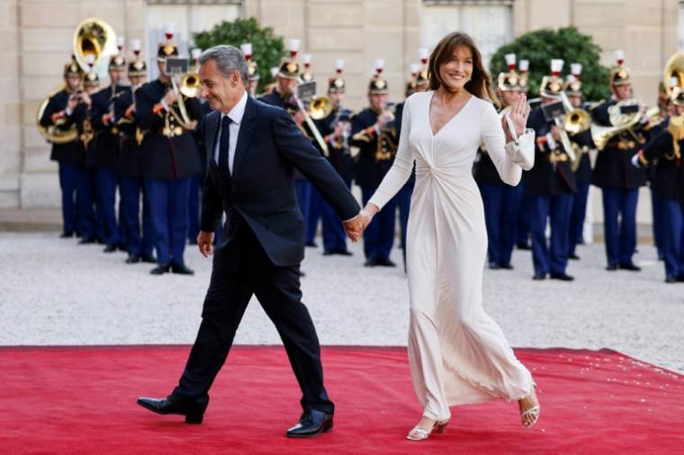 Nicolas Sarkozy et son épouse Carla Bruni à l'Elysée, pour un dîner donné à l'occasion de la visite d'Etat du président américain Joe Biden en France, le 8 juin 2024  ( AFP / Ludovic MARIN )