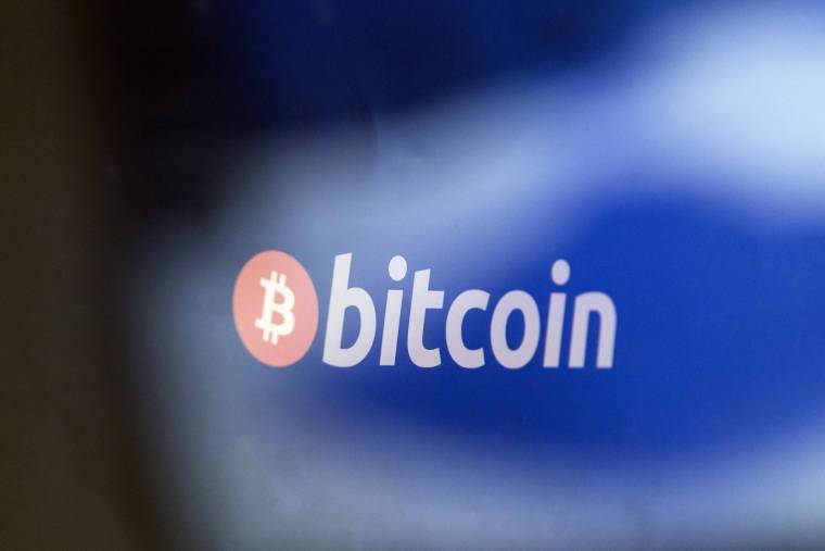 Le logo du Bitcoin à La maion du Bitcoin à Paris en 2018. ( AFP / GEOFFROY VAN DER HASSELT )