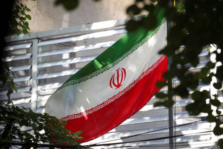 Le drapeau iranien est vu à l'ambassade de la République islamique d'Iran, à Tirana en Albanie