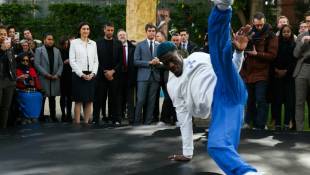e Français Dany Dann, champion d'Europe de breakdance 2022, lors d'une démonstration à l'occasion de la tournée du drapeau olympique à l'Hôtel Matignon, le 25 avril 2024 à Paris ( AFP / ALAIN JOCARD )