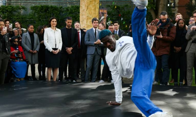 e Français Dany Dann, champion d'Europe de breakdance 2022, lors d'une démonstration à l'occasion de la tournée du drapeau olympique à l'Hôtel Matignon, le 25 avril 2024 à Paris ( AFP / ALAIN JOCARD )