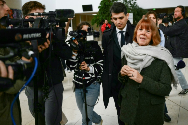 Gisèle Pelicot et son avocat Stéphane Babonneau à la sortie du palais de justice d'Avignon le 27 novembre 2024 ( AFP / Christophe SIMON )