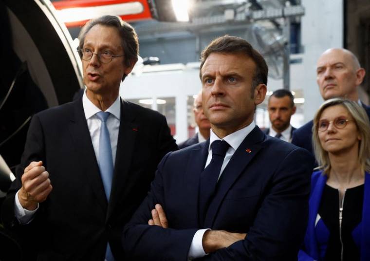 Le président français Emmanuel Macron visite le site de Safran à Villaroche près de Paris