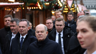 Le chancelier allemand Olaf Scholz (centre) le 22 décembre 2024, sur les lieux de l'attaque meurtrière sur le marché de Noël de Magdebourg ( AFP / Ronny HARTMANN )