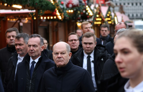 Le chancelier allemand Olaf Scholz (centre) le 22 décembre 2024, sur les lieux de l'attaque meurtrière sur le marché de Noël de Magdebourg ( AFP / Ronny HARTMANN )