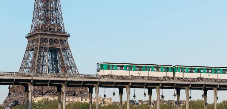 À Paris, le viaduc du métro enjambant la Seine fait peau neuve (Crédit photo: DXR - Wikimedia Commons)