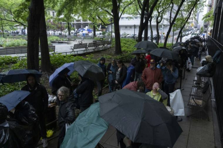 Journalistes et public font la queue pour pouvoir assister au procès de Donald Trump au tribunal de Manhattan, à New York, le 16 mai 2024 ( AFP / ANGELA WEISS )