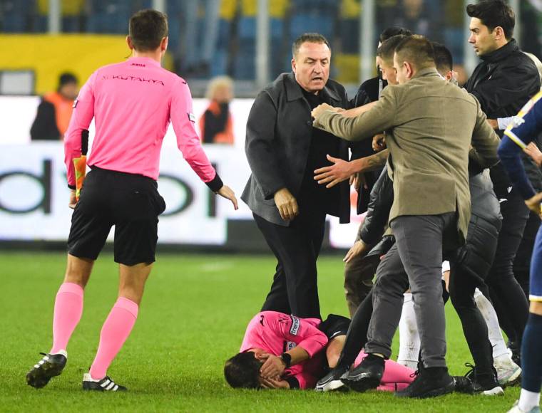 Après l’agression de l’arbitre, Ankaragücü écope de cinq matchs à huis clos et d’une amende