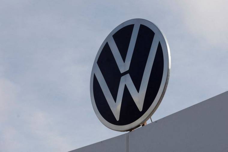 Le logo de Volkswagen est affiché dans l'usine du groupe à Puebla