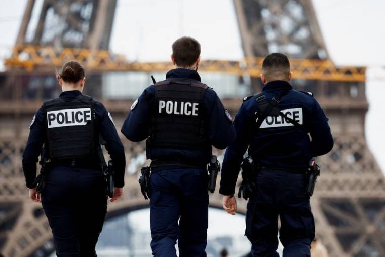 Des policiers patrouillent sur la place du Trocadéro