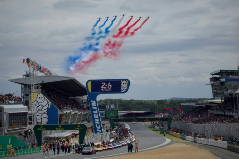 The French patrol passes over the starting line of the 24 Hours of Le Mans, June 15, 2024 (AFP / GUILLAUME SOUVANT)