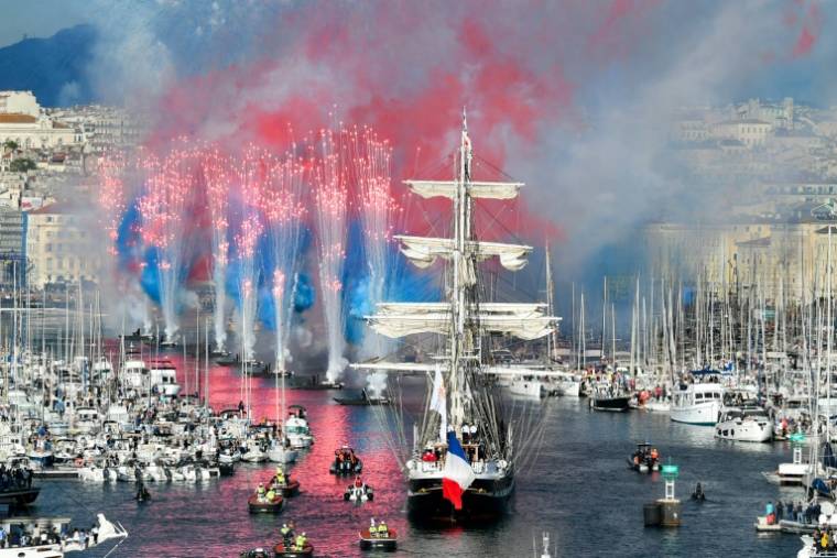 Le Belem, transportant la flamme olympique, faisant son entrée dans le Vieux Port de Marseille, le 8 mai 2024  ( AFP /  Sylvain THOMAS  )