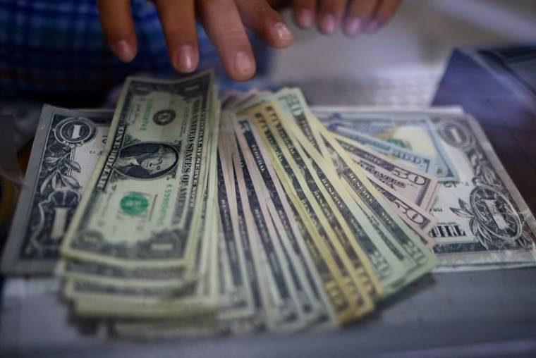 Photo d'archives: L'employé d'un bureau de change compte les billets des dollars américains à Ciudad Juarez