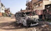 Des maisons endommagées et un véhicule détruit par des tirs, dans le quartier d'Omdourman, à Khartoum, le 30 mai 2024 ( AFP / - )