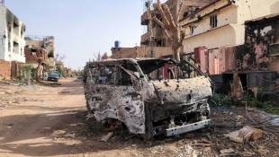 Des maisons endommagées et un véhicule détruit par des tirs, dans le quartier d'Omdourman, à Khartoum, le 30 mai 2024 ( AFP / - )