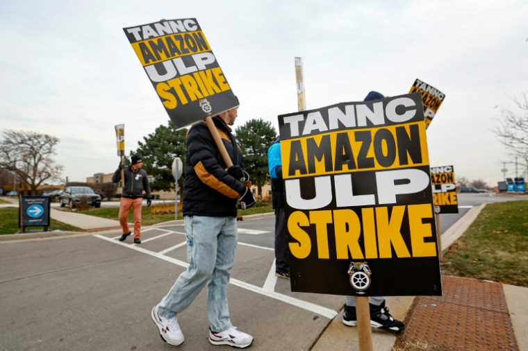 Des chauffeurs Amazon sur un piquet de grève à  Skokie (Illinois), jeudi ( AFP / KAMIL KRZACZYNSKI )