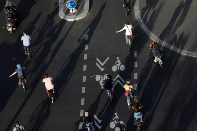 Prendre son vélo, marcher, télétravailler ou carrément partir de Paris: les Franciliens sont prévenus, il faudra adapter ses usages pour soulager les transports pendant les Jeux olympiques ( AFP / Thomas SAMSON )