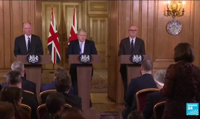 Royaume-Uni : malgré de sévères revers électoraux, Boris Johnson déterminé à continuer