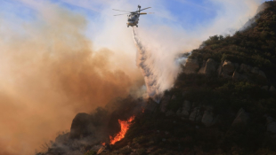 Un hélicoptère lutte contre les flammes de l'incendie Franklin à Malibu, en Californie, le 10 décembre 2024 ( AFP / DAVID SWANSON )