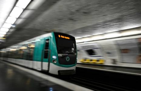 Les agents de stations du métro et du RER de la RATP qui travailleront pendant les JO de Paris pourront toucher jusqu'à 1.777 euros bruts de primes selon un accord signé avec les syndicats ( AFP / JULIEN DE ROSA )