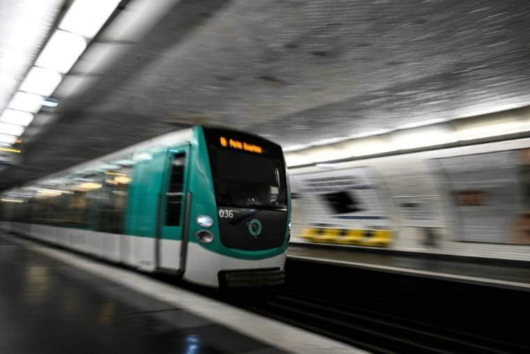 Les agents de stations du métro et du RER de la RATP qui travailleront pendant les JO de Paris pourront toucher jusqu'à 1.777 euros bruts de primes selon un accord signé avec les syndicats ( AFP / JULIEN DE ROSA )