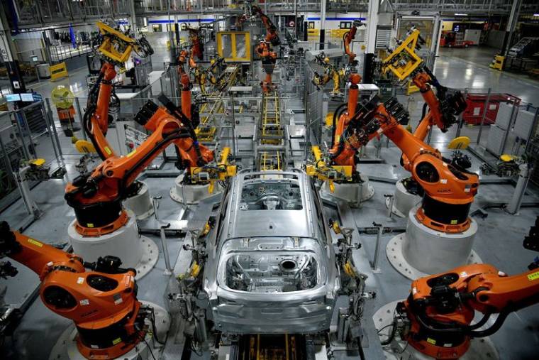 Des robots autonomes assemblent un SUV modèle X dans l'usine BMW de Greer, en Caroline du Sud