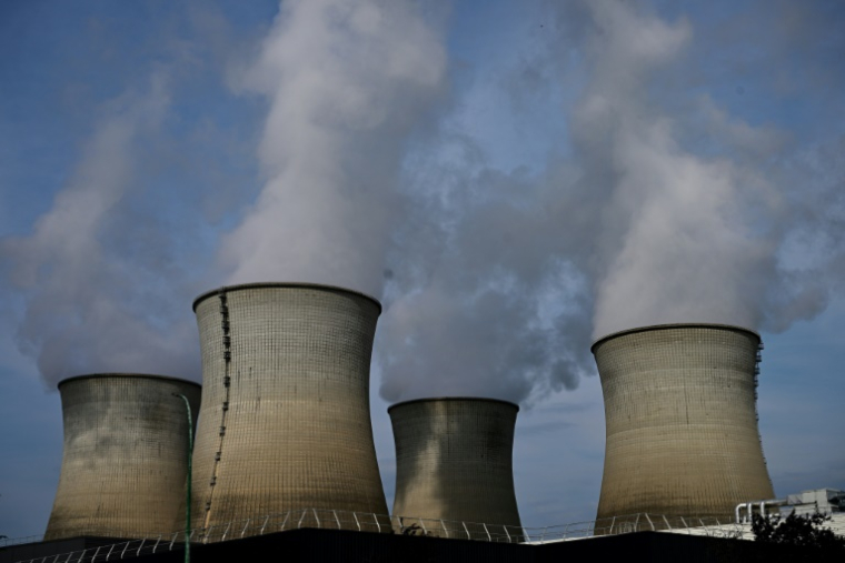 Les tours aéroréfrigérantes de la centrale nucléaire française du Bugey dans la commune de Saint-Vulbas (Ain), le 24 juillet 2023  ( AFP / Emmanuel DUNAND )