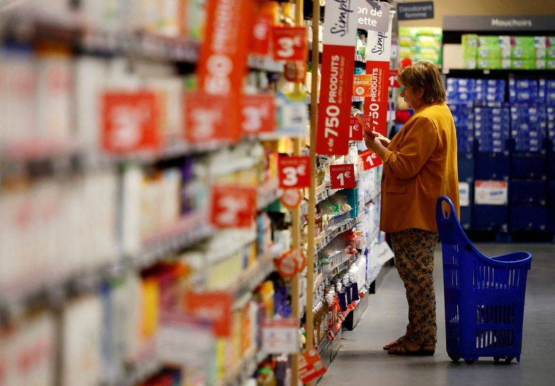 Un client fait ses courses dans un supermarché Carrefour à Montesson