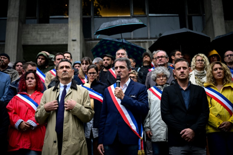 Le maire de Grenoble, Eric Piolle (c) et des élus rassemblés lors d'un hommage à l'employé municipal Lilian Dejean, le 9 septembre 2024 à Grenoble ( AFP / OLIVIER CHASSIGNOLE )