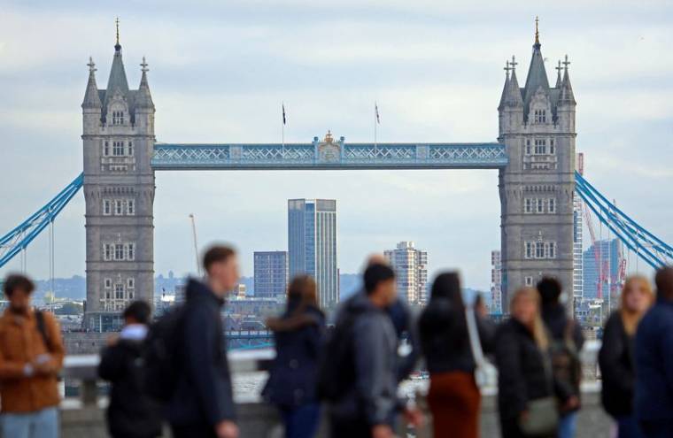 Photo des gens marchent sur le London Bridge à Londres